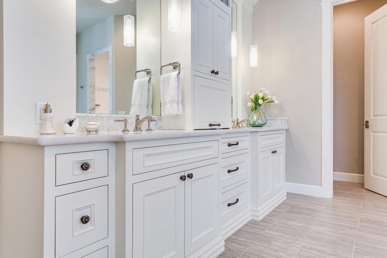 Traditional Bathroom Cabinets