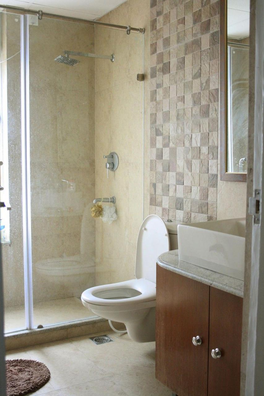 Bathroom Tiles Design With Highlighter